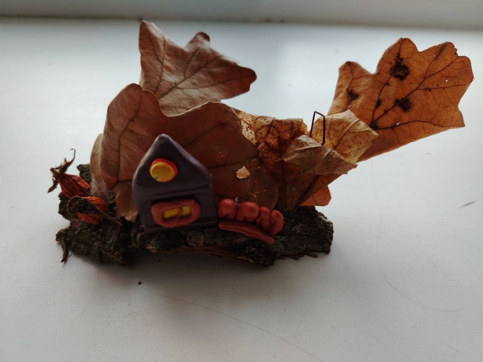 Домик в  осеннем лесу