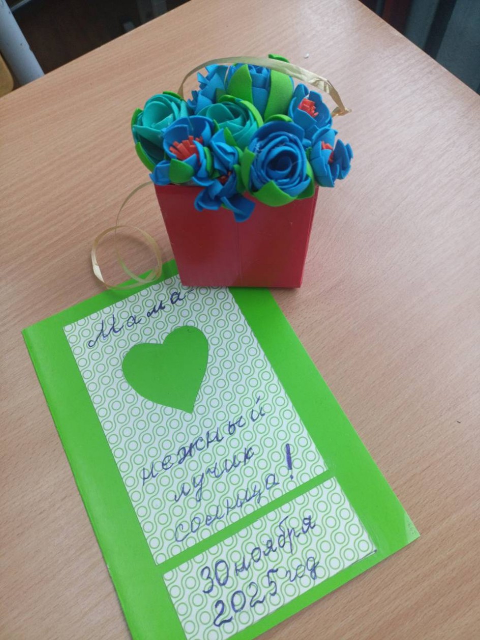 Любимой маме сумочка с цветами.