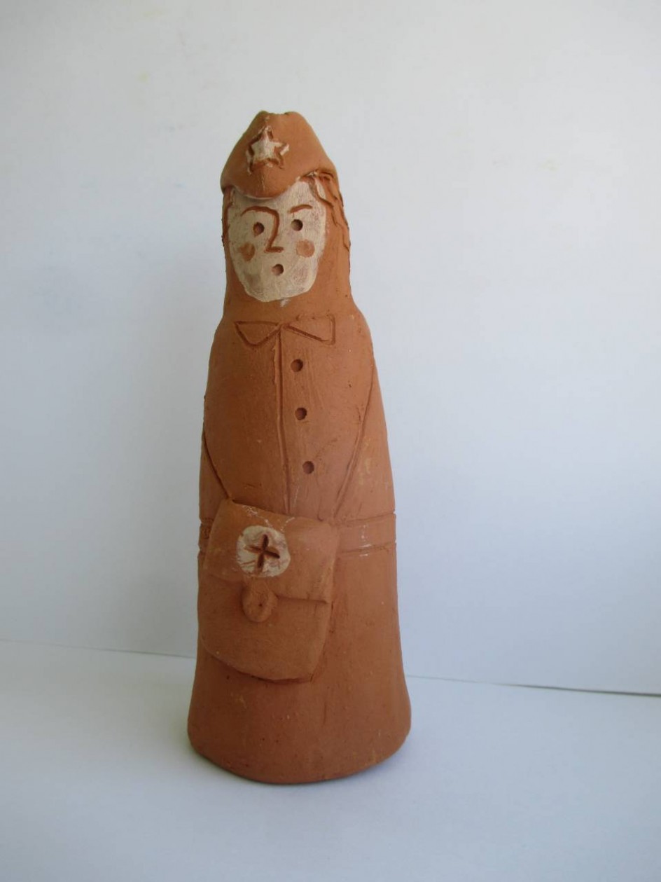 Санитарка глиняная игрушка-колокольчик