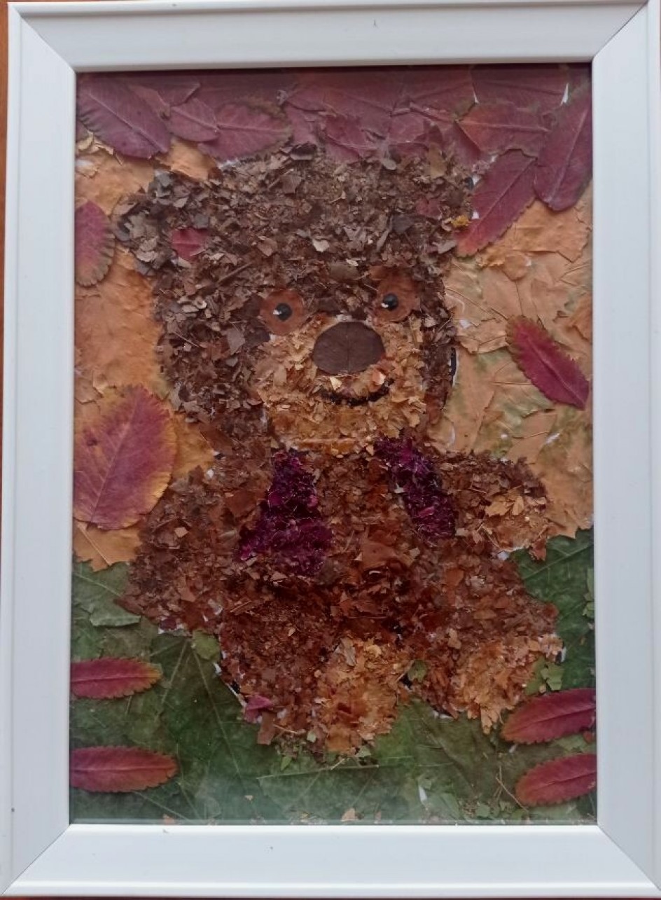 Медвежонок в красной жилетке