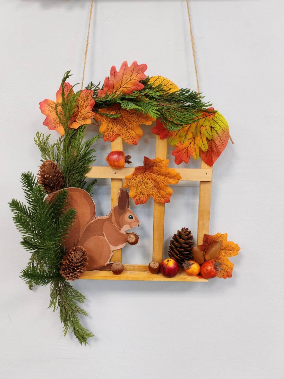 Белка на окне