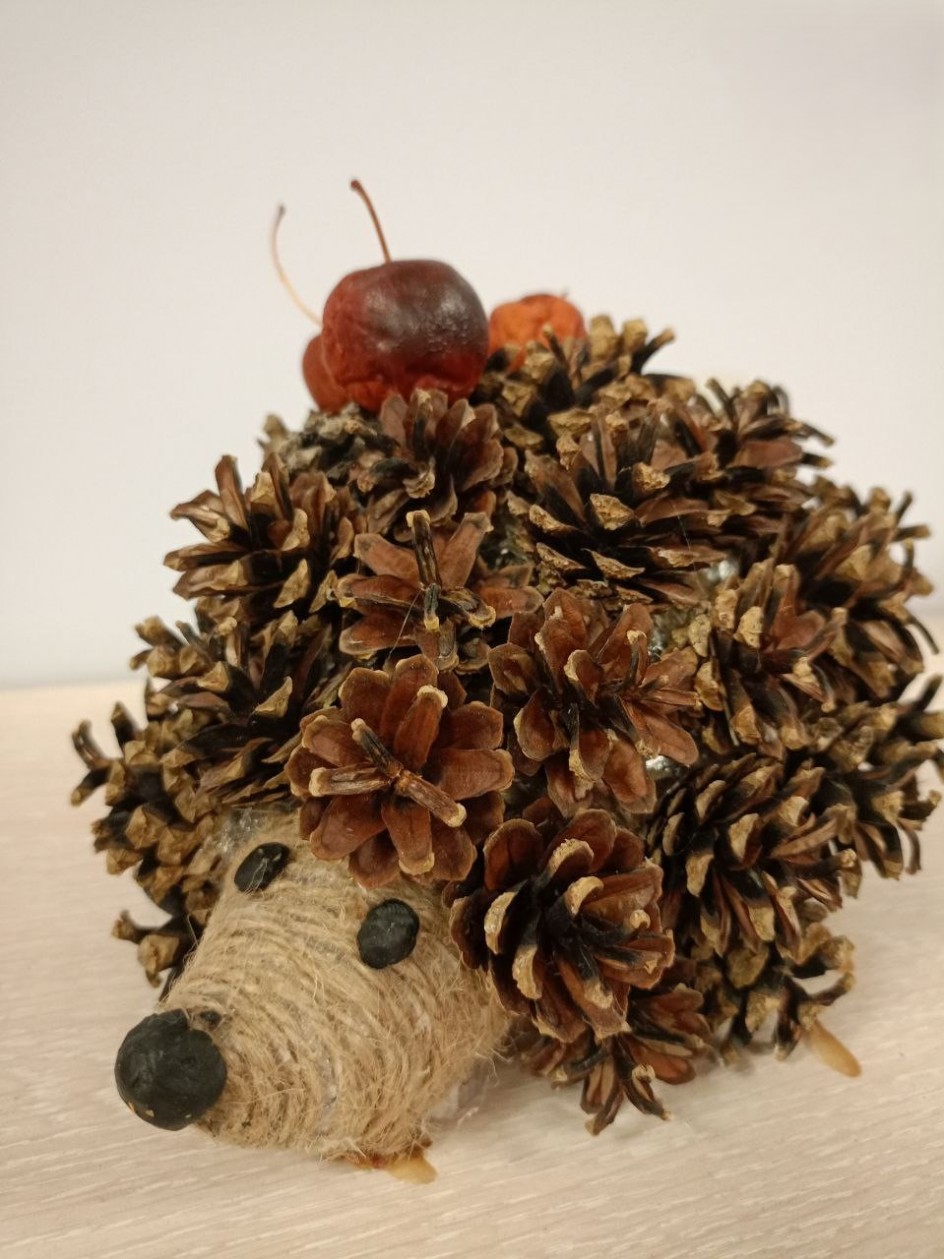 Ёжик с яблоками