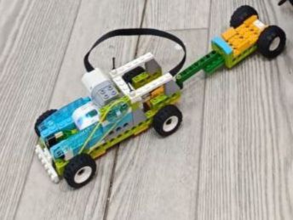 Машина с прицепом