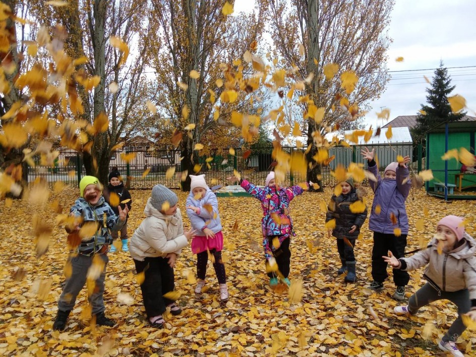 Салют из осенних листьев