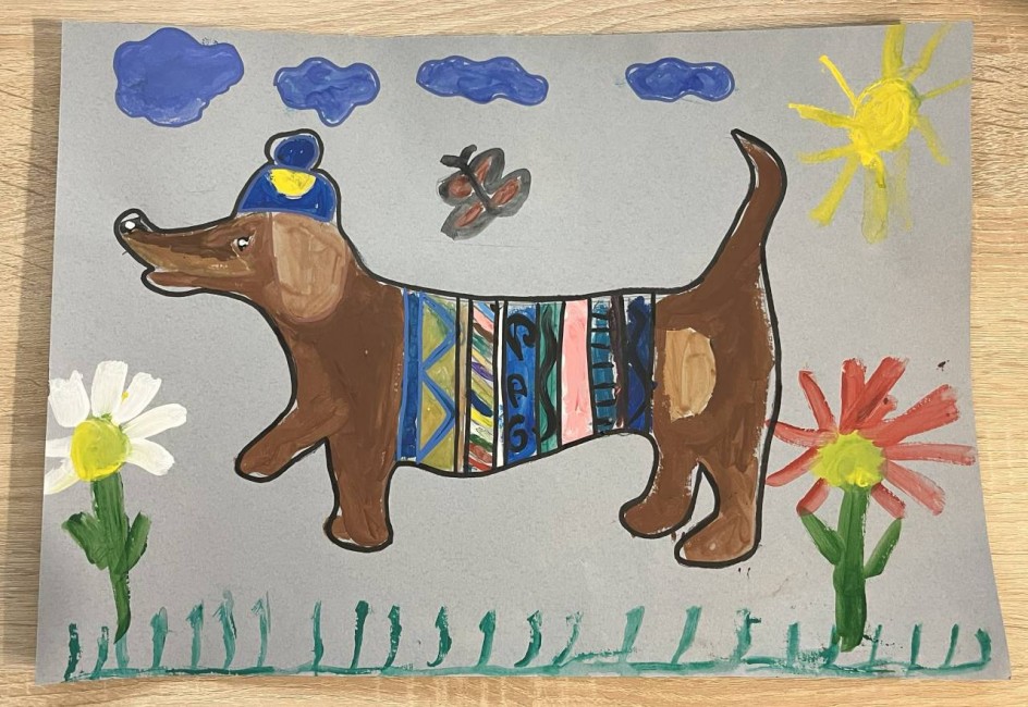 На зеленой полянке.