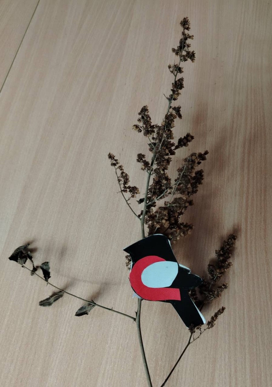 Снегирь на ветке