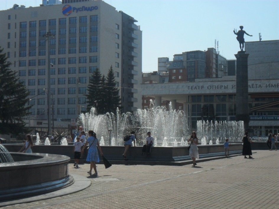 Фонтаны — сердце площади