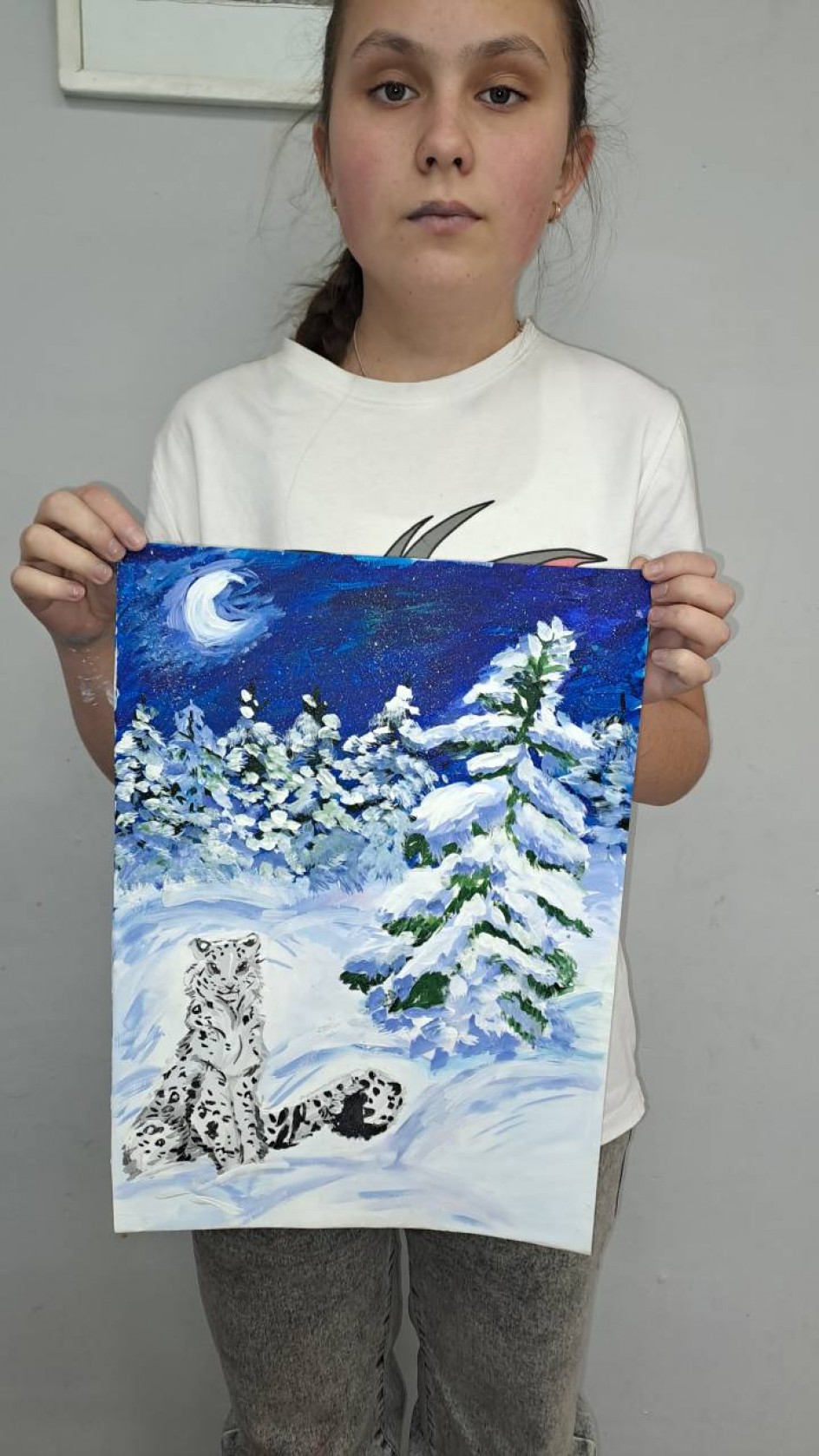 Снежный барс в снежном лесу.