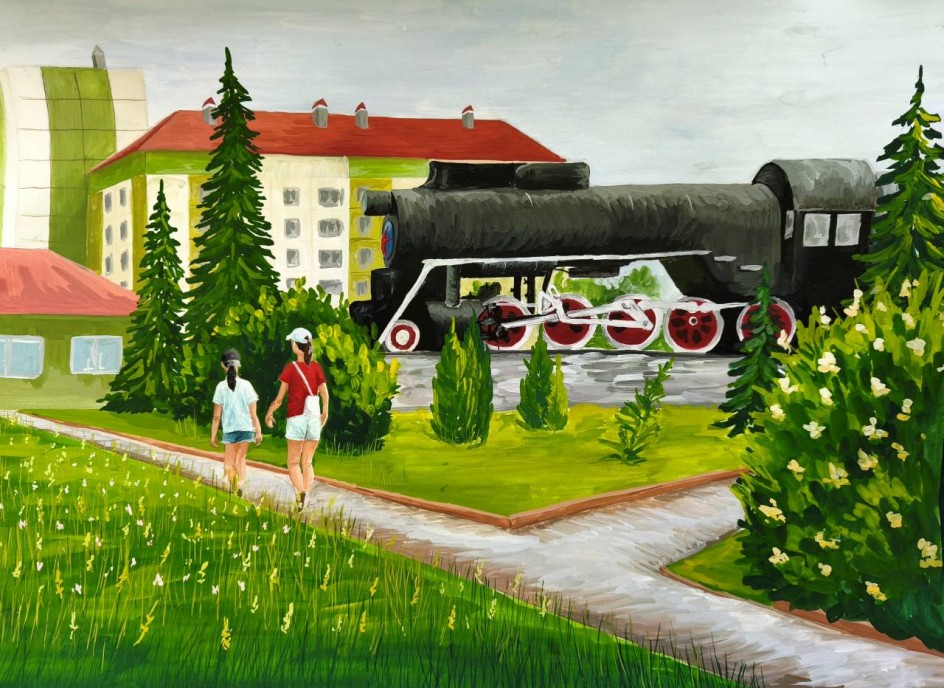 У железнодорожного вокзала летом