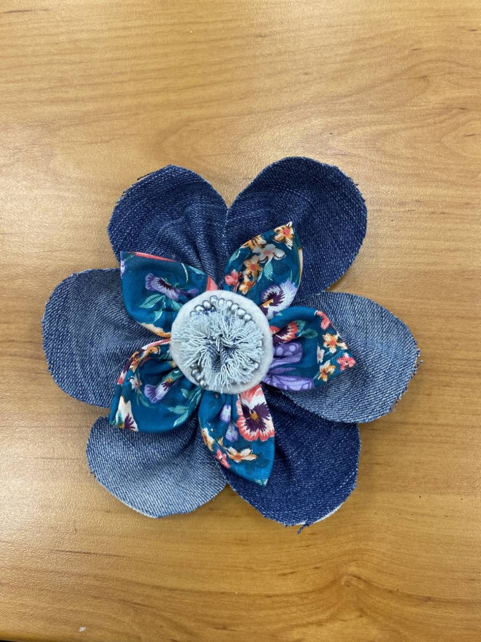 Цветок -Брошь для мамы.