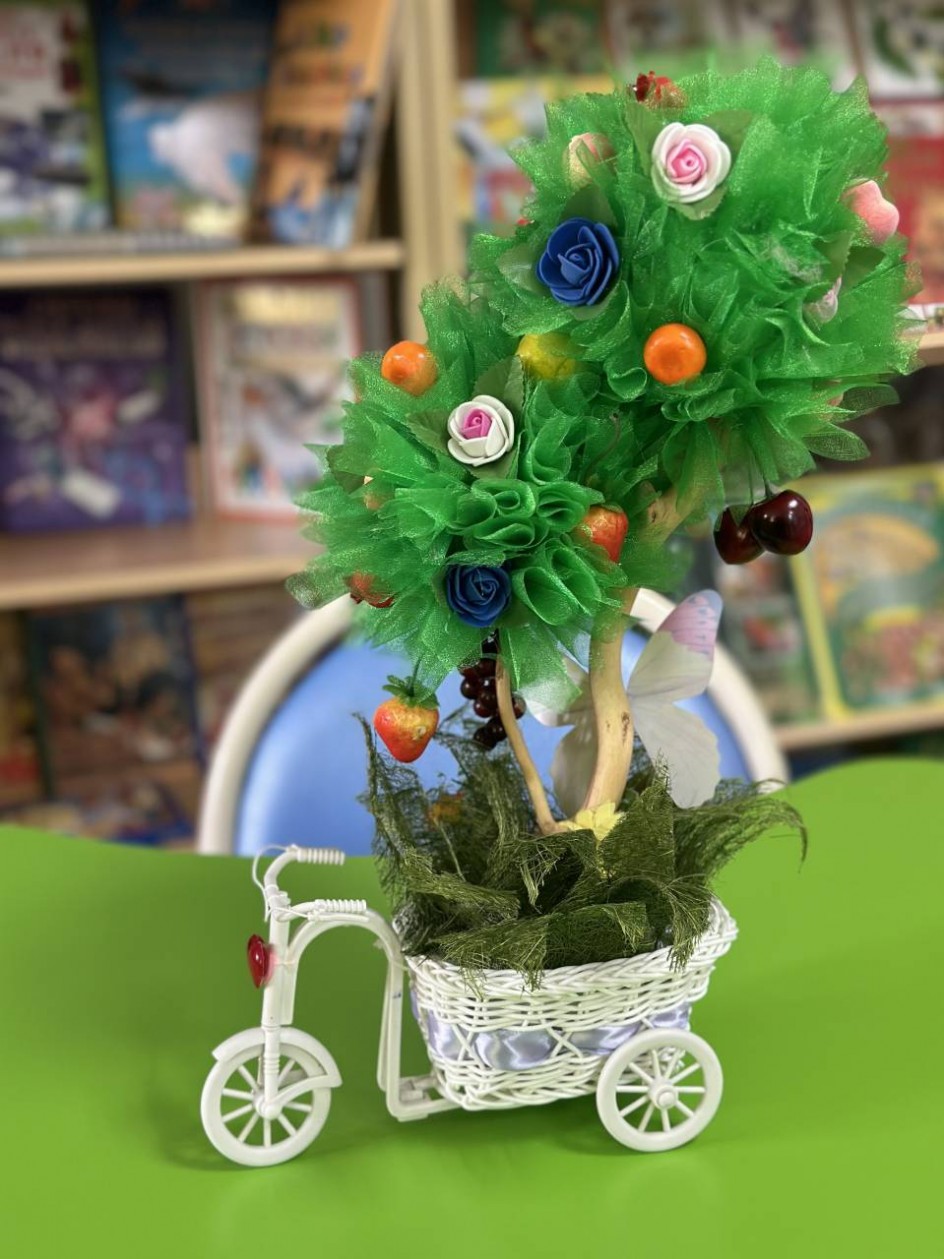 Яркое дерево