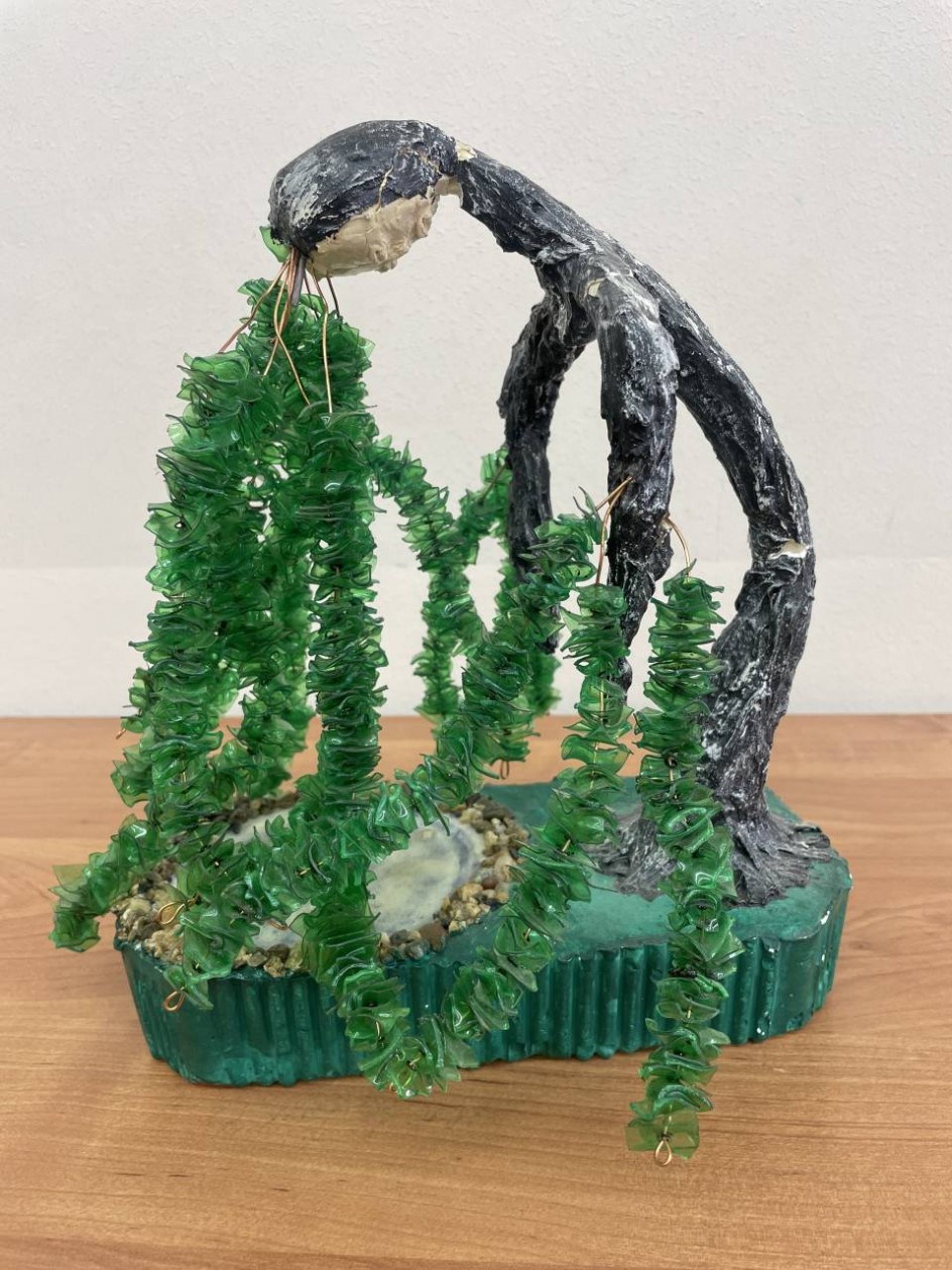 Девушка у ручья