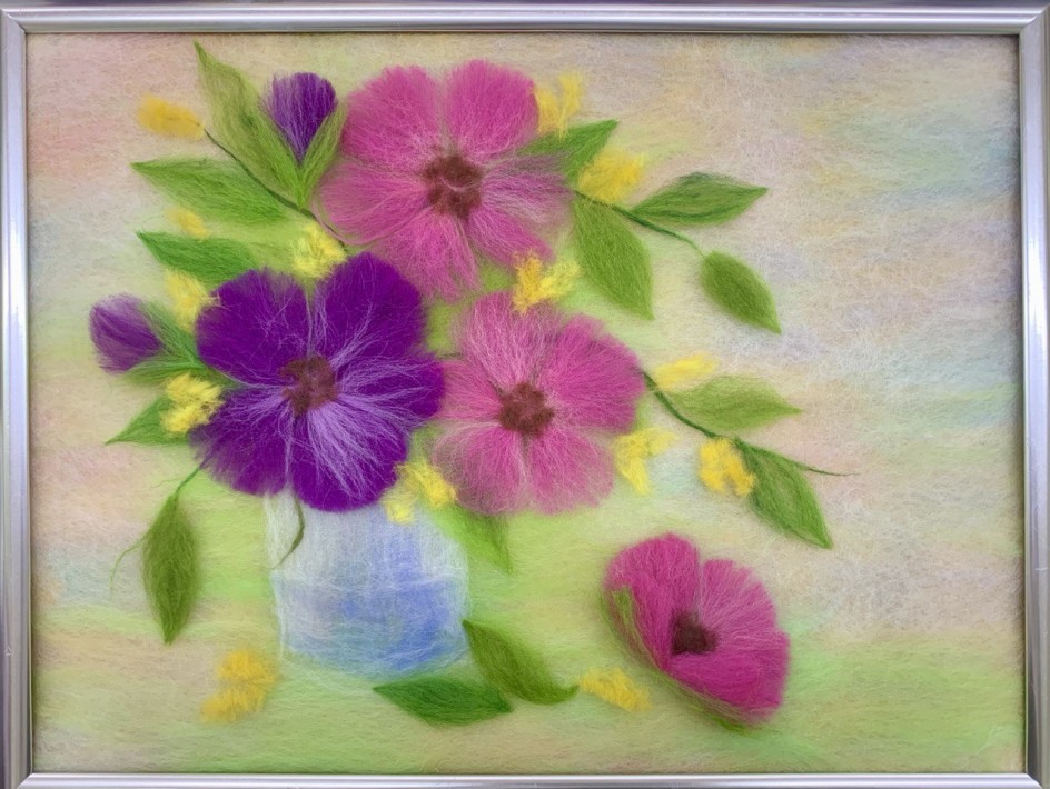 Люблю июнь, когда цветут пионы, Когда с рассветом поутру Приятный тёплый ветерок заворожённо Чудесный аромат несёт в саду.