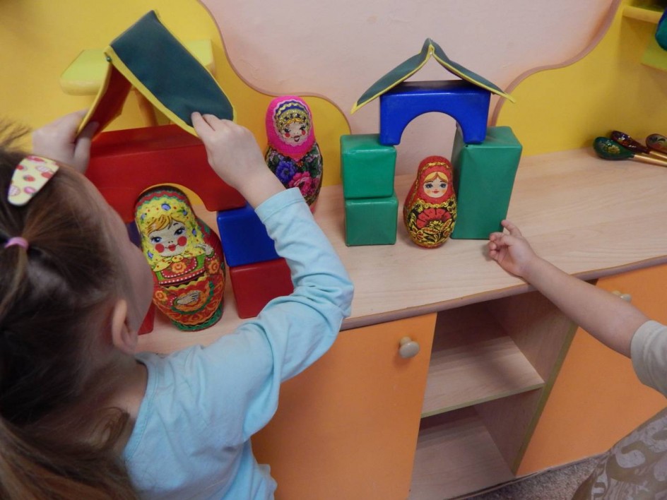 игра "Построй матрешке теремок"