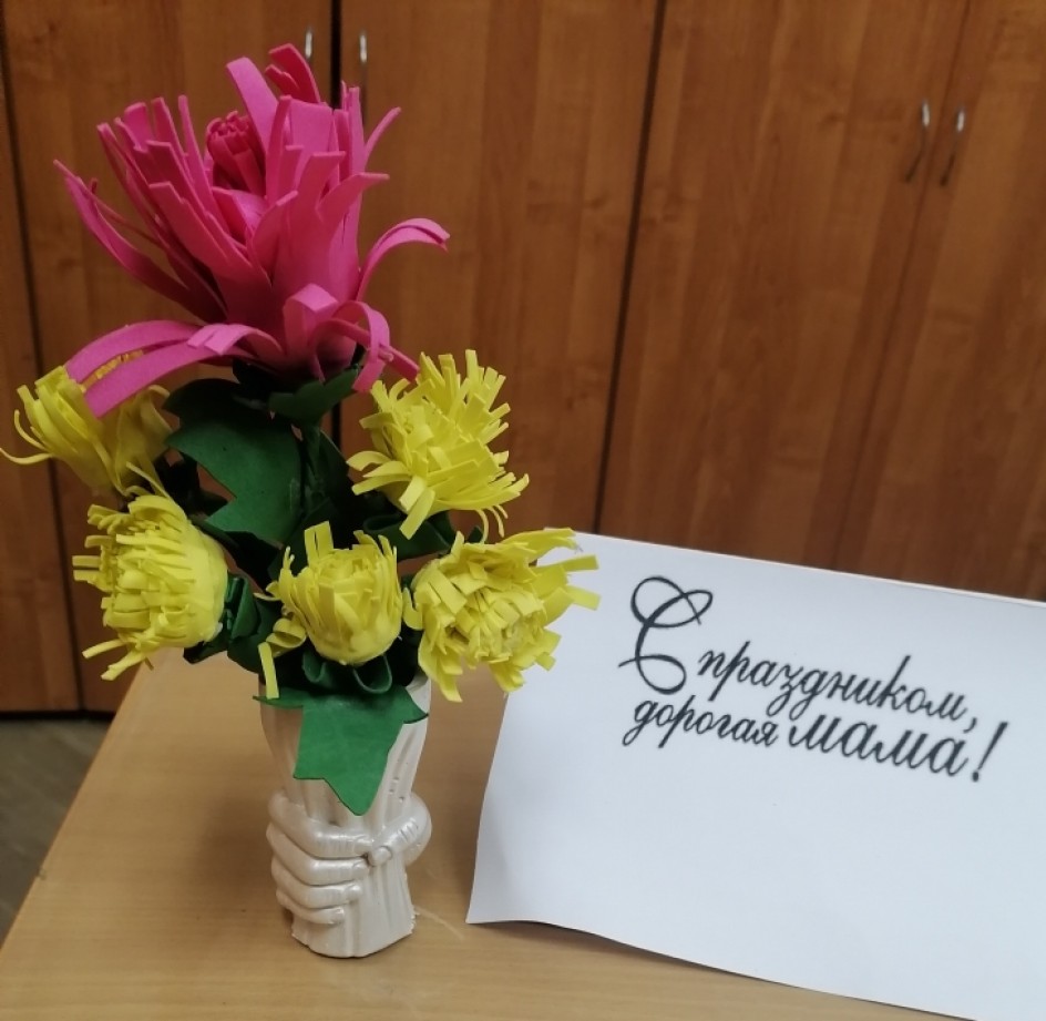 Букет в жёсткой руке для мамы