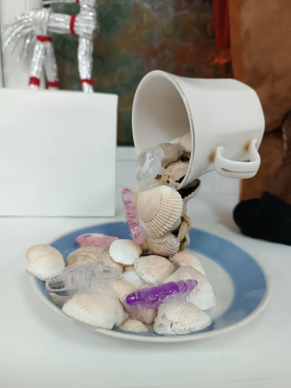 "Чашка, где плещется море"