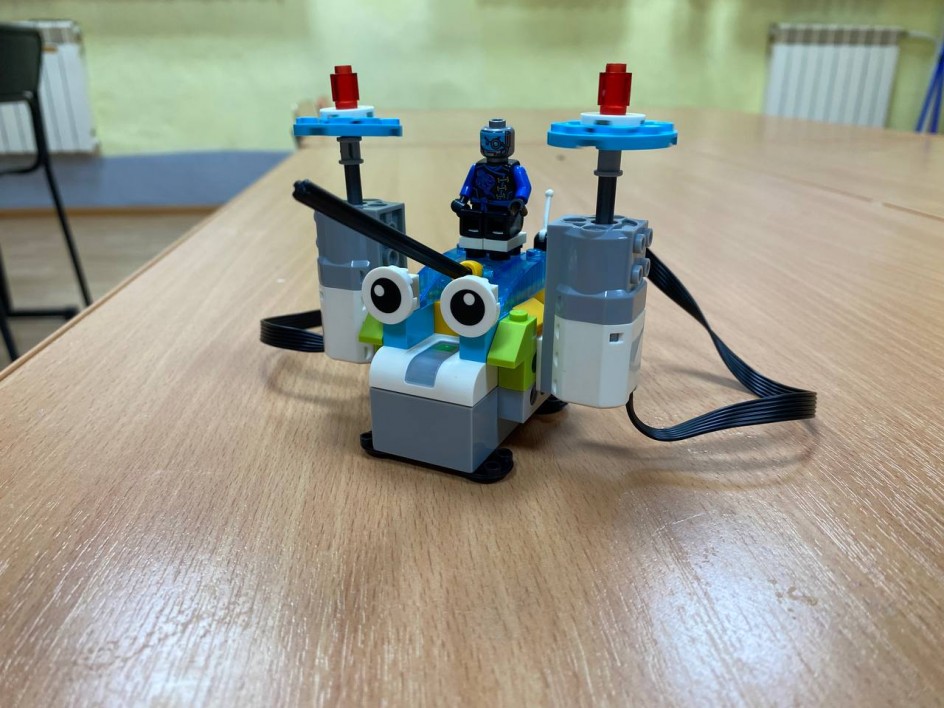 Летающий робот-самолёт "Пушка"