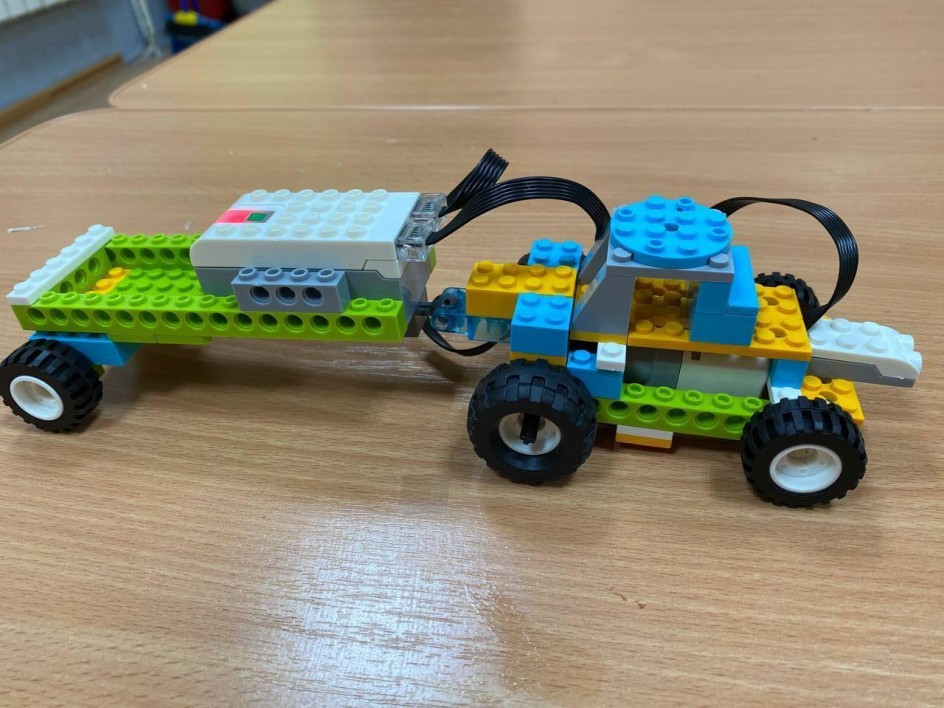 Тягач с полуприцепом "Бамблби"