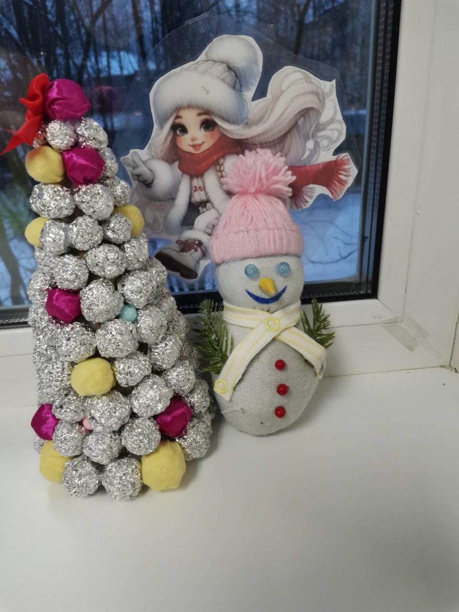 Снеговик у елки