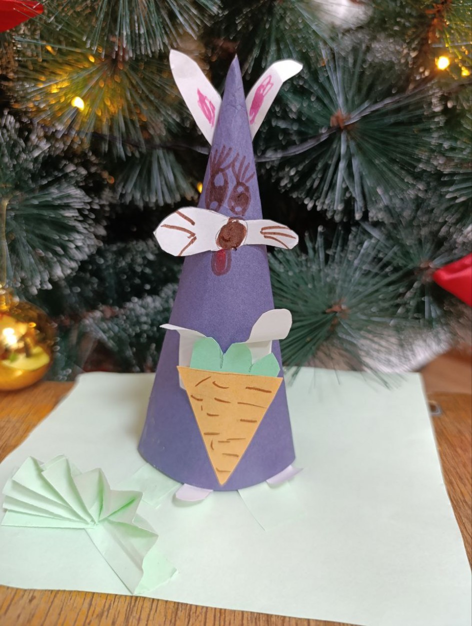 Елочная игрушка "Заяц с морковкой"