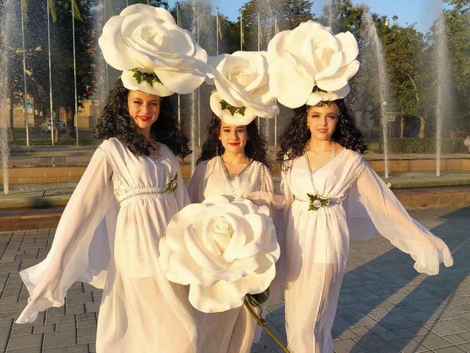 Головные уборы "Белые розы"