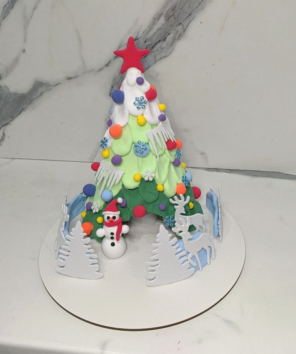 "Ну и ёлка, просто диво, и нарядна и красива!"