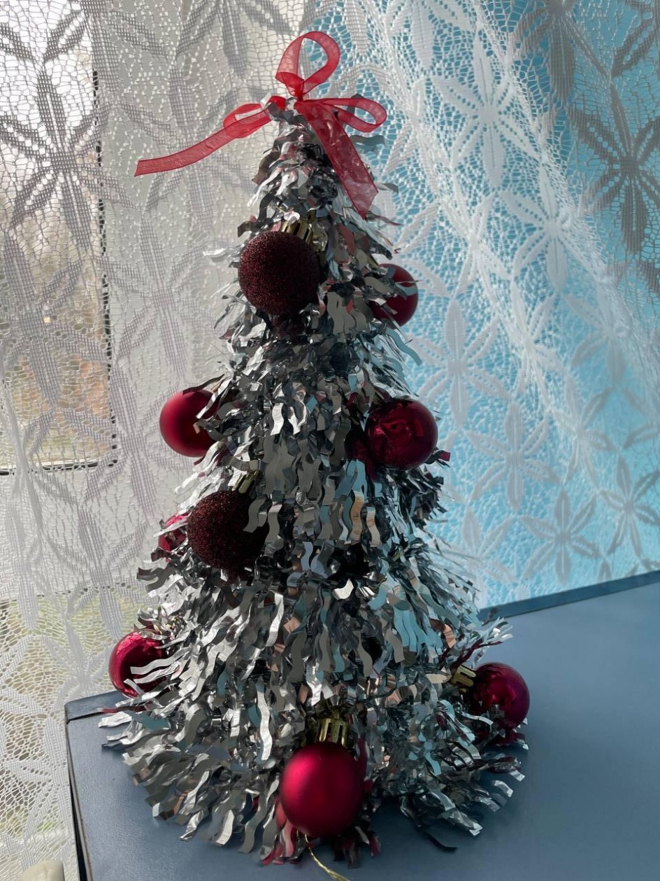 "Серебряная королева с алым бантом"