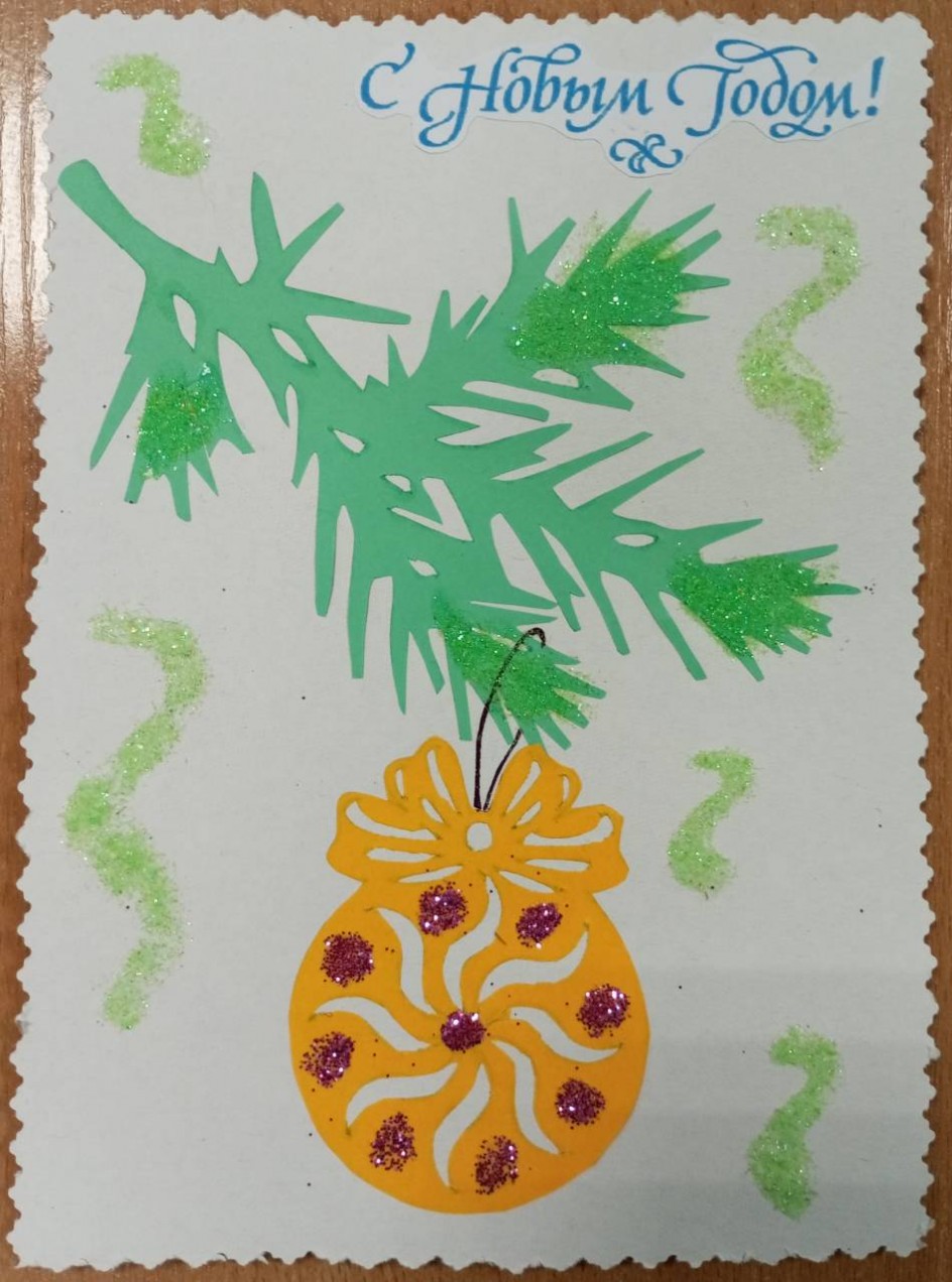 Еловая ветка с новогодней игрушкой