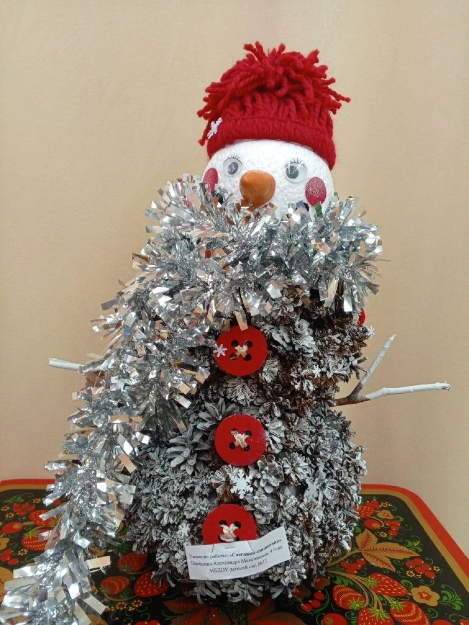 Снеговик-шишковик