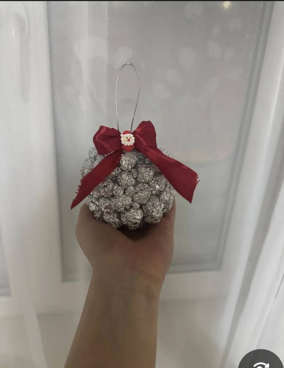 Блестящий новогодний шар