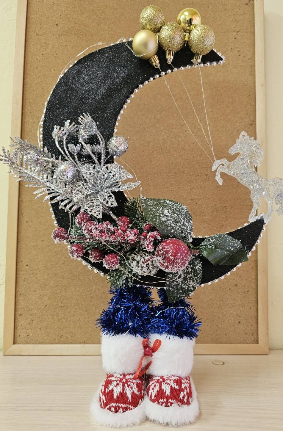 "Зимняя сказка: венок с оленем и подарочными сапожками"