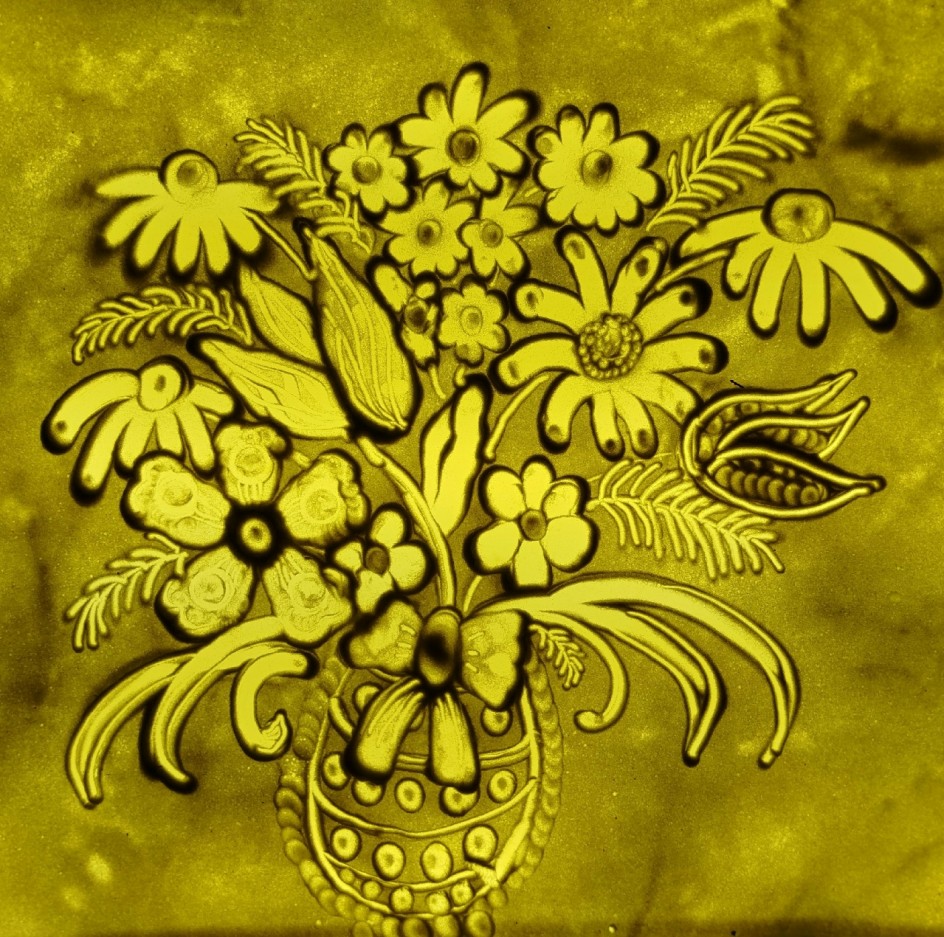 Подарок мамочке готов - большой, большой букет цветов!