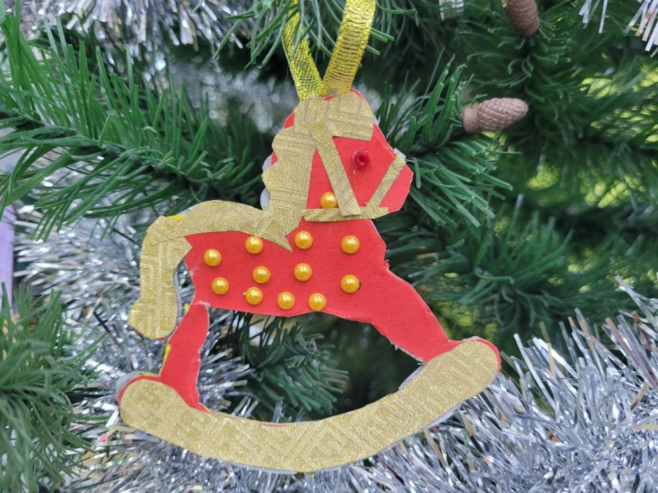 Красная лошадка.