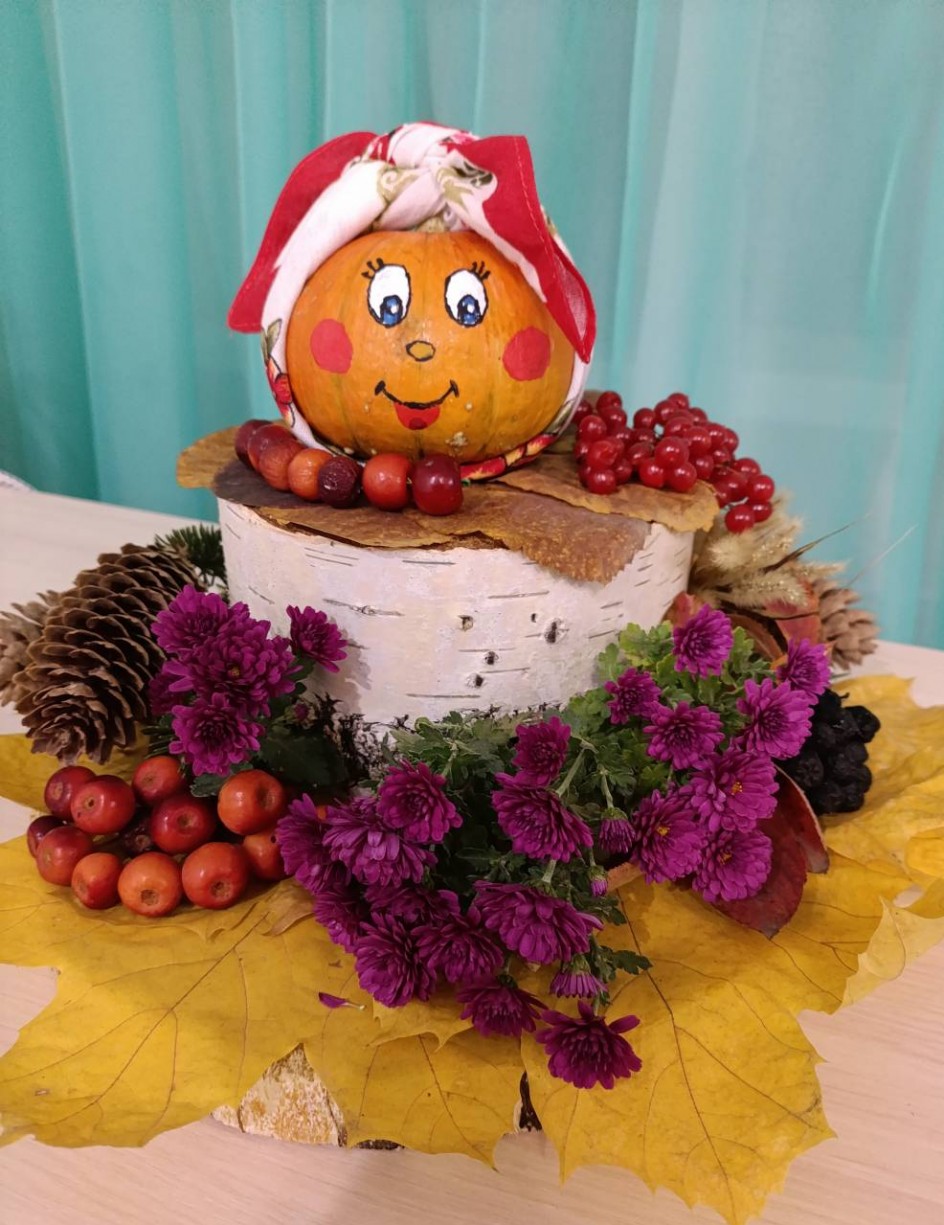 Лесная сказка: Колобок на пеньке