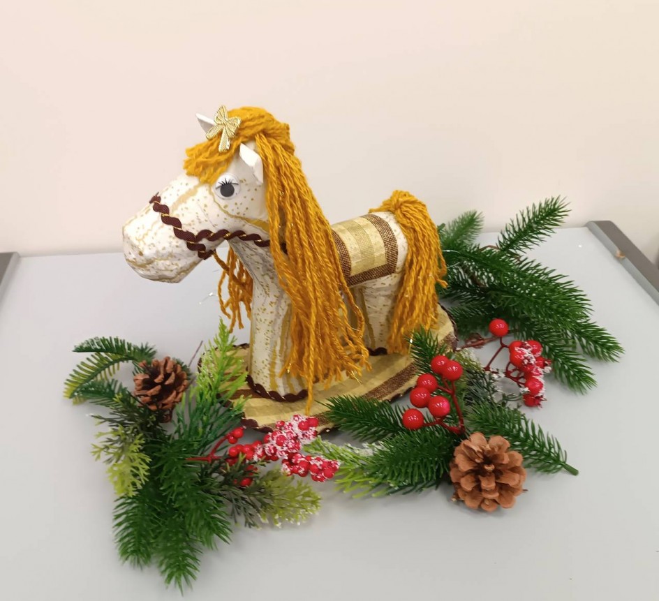 Рыжая лошадка -качалка