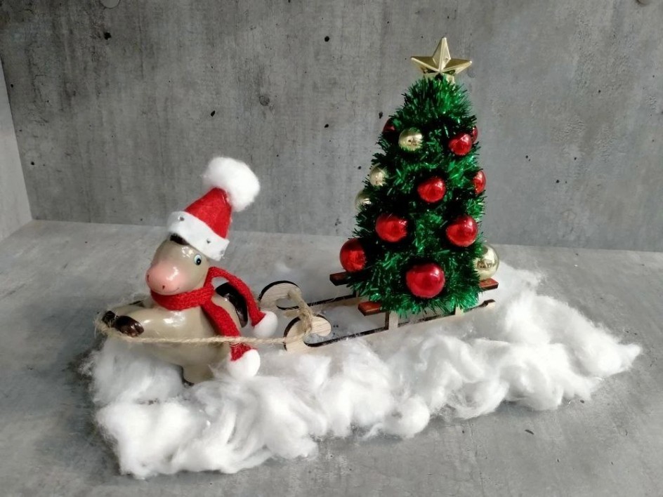 Везёт лошадка ёлочку