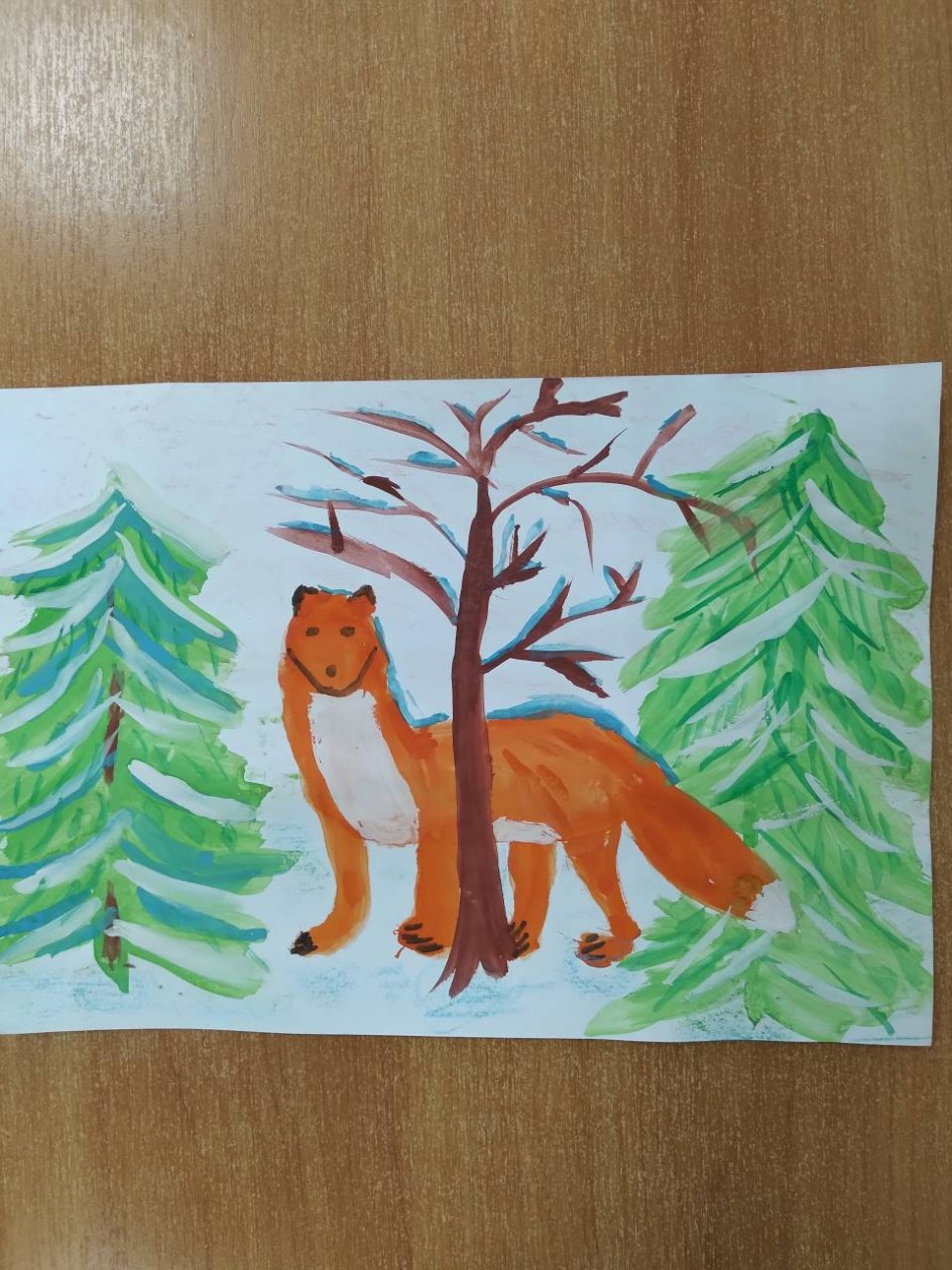 Лиса в заснеженном лесу.