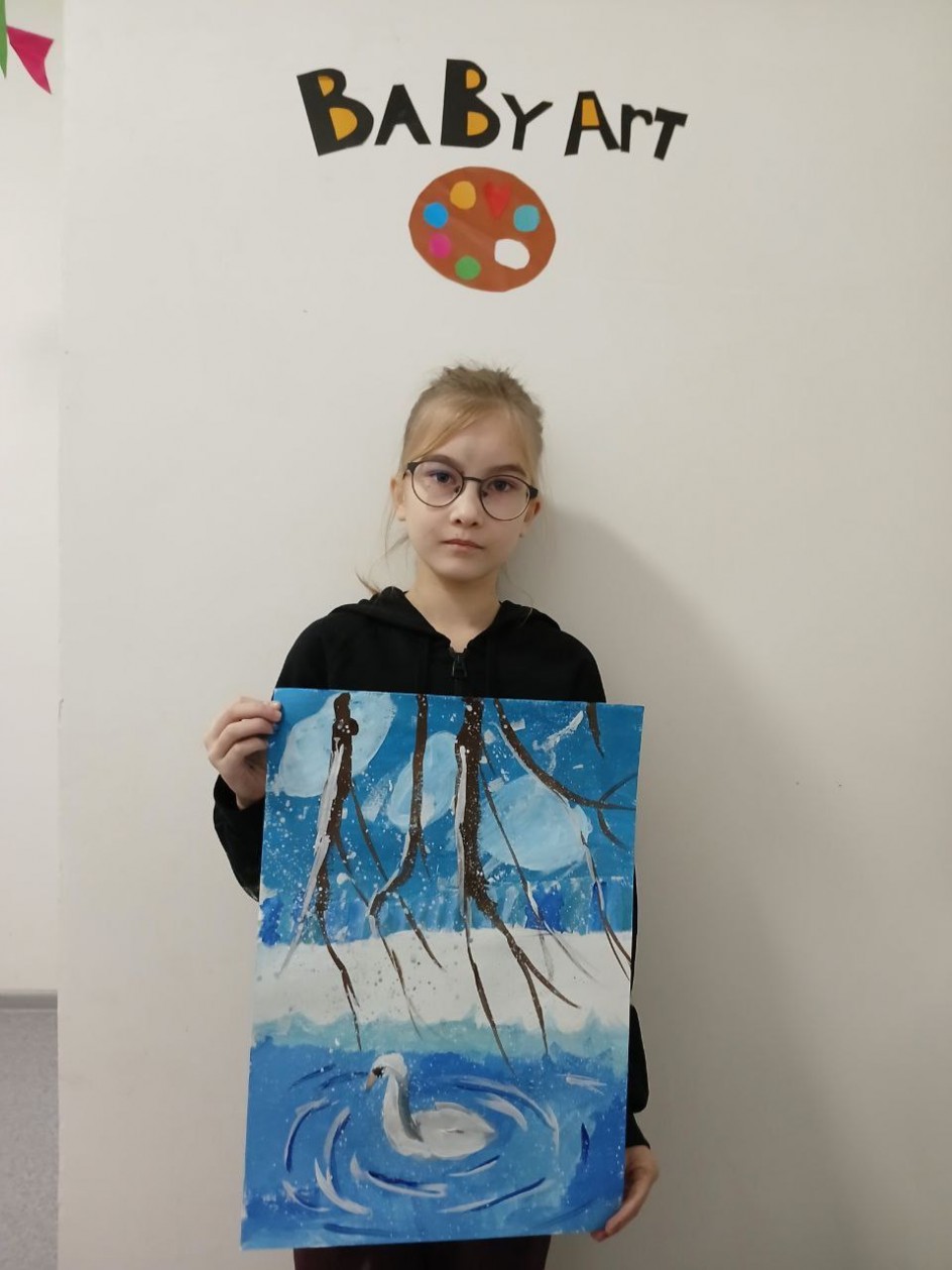 Лебедь на зимнем пруду.