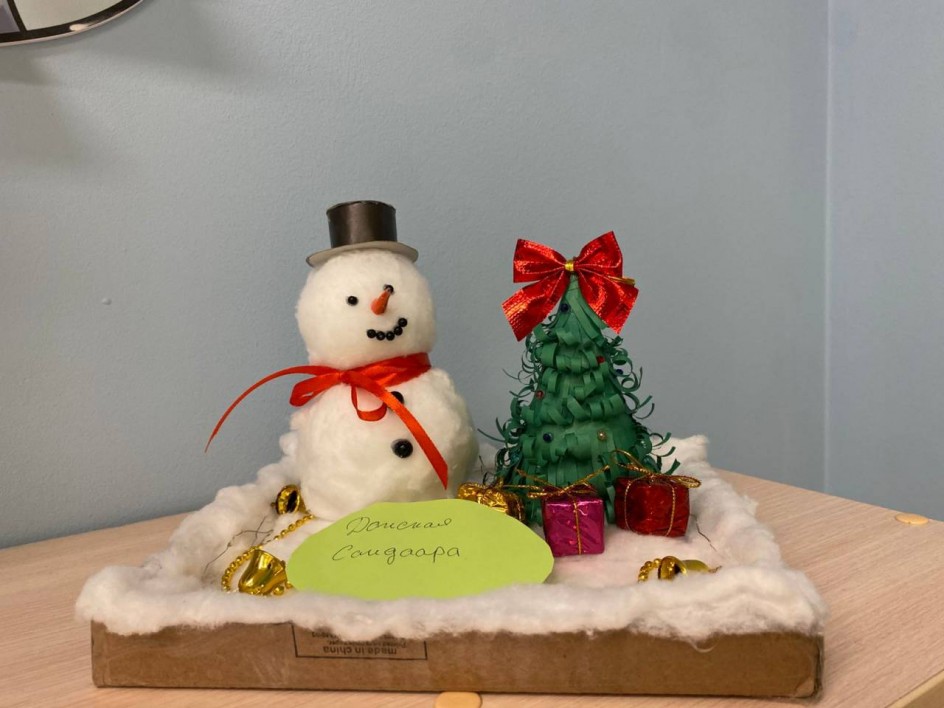 Снеговик рядом с ёлкой