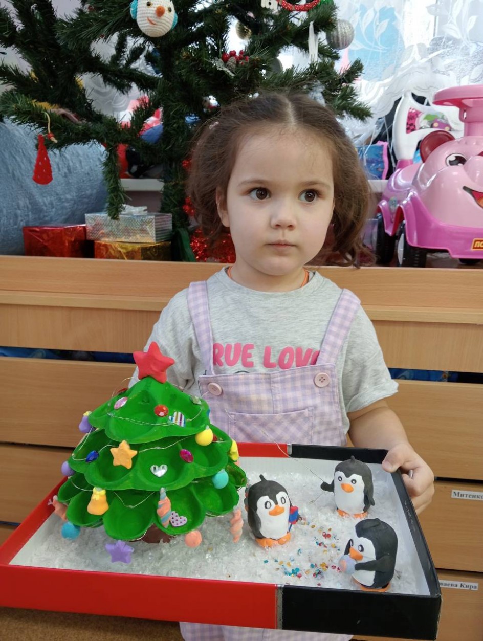 "Весёлые пингвины у новогодней ёлки"