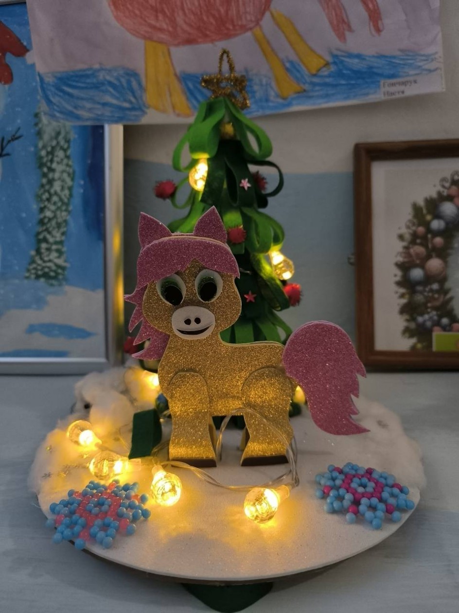 Новогодняя лошадка