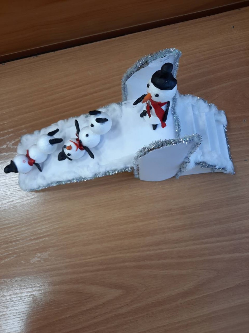 Зимние забавы. Катание с горы