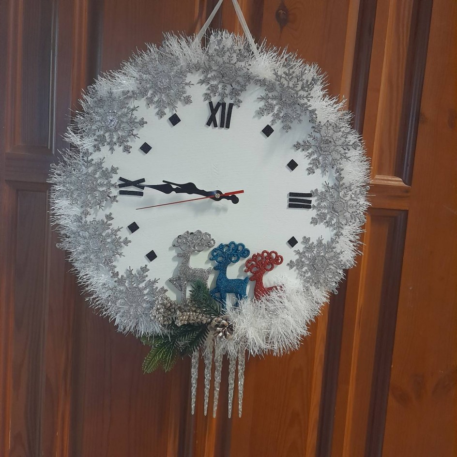 Новогодние часы тикают тик-так,