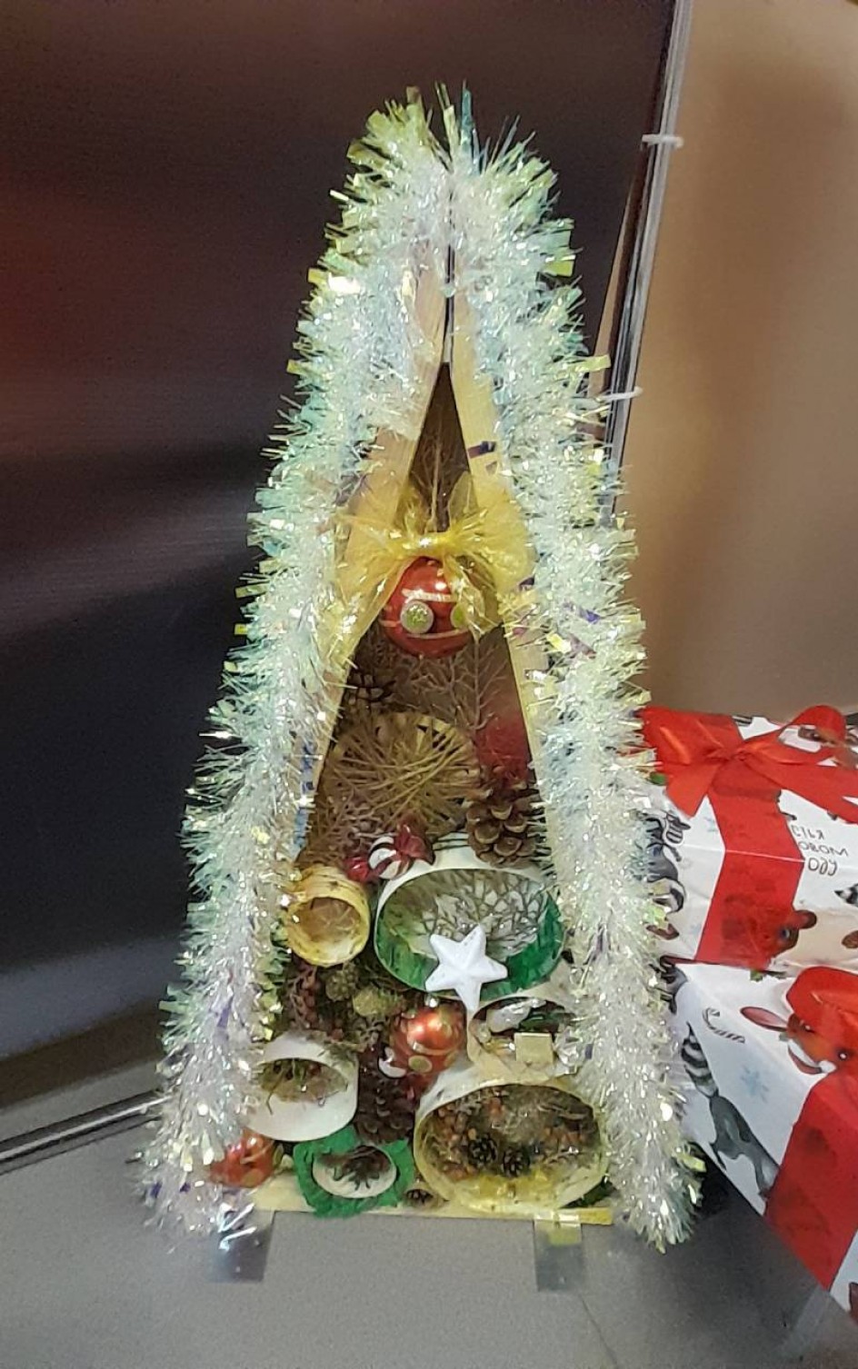 Что растет на елке?