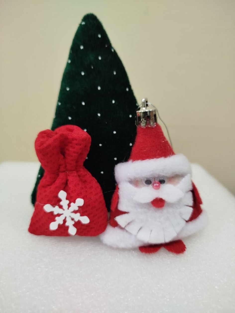 Дед Мороз у ёлки