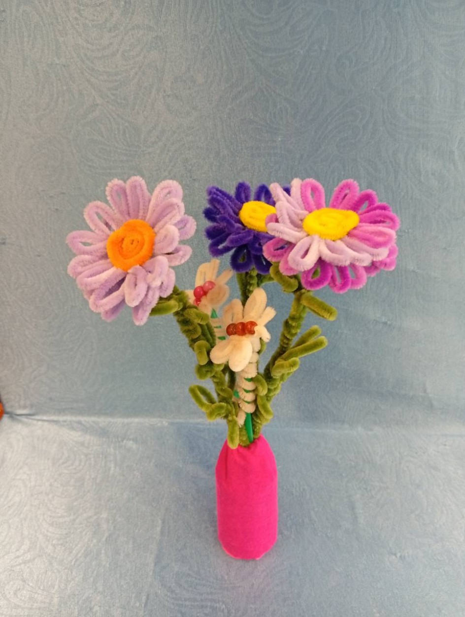 Декоративные ромашки в вазе