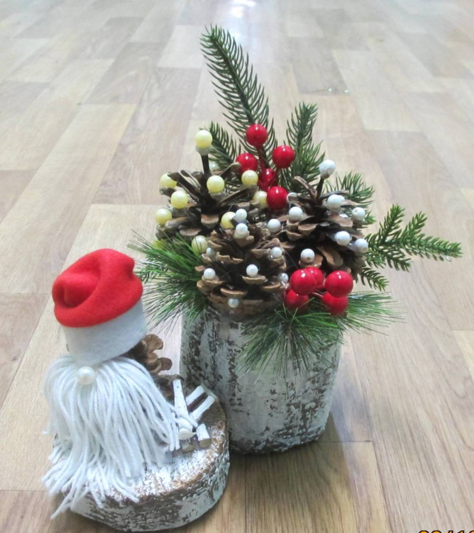 Дед Мороз у елки