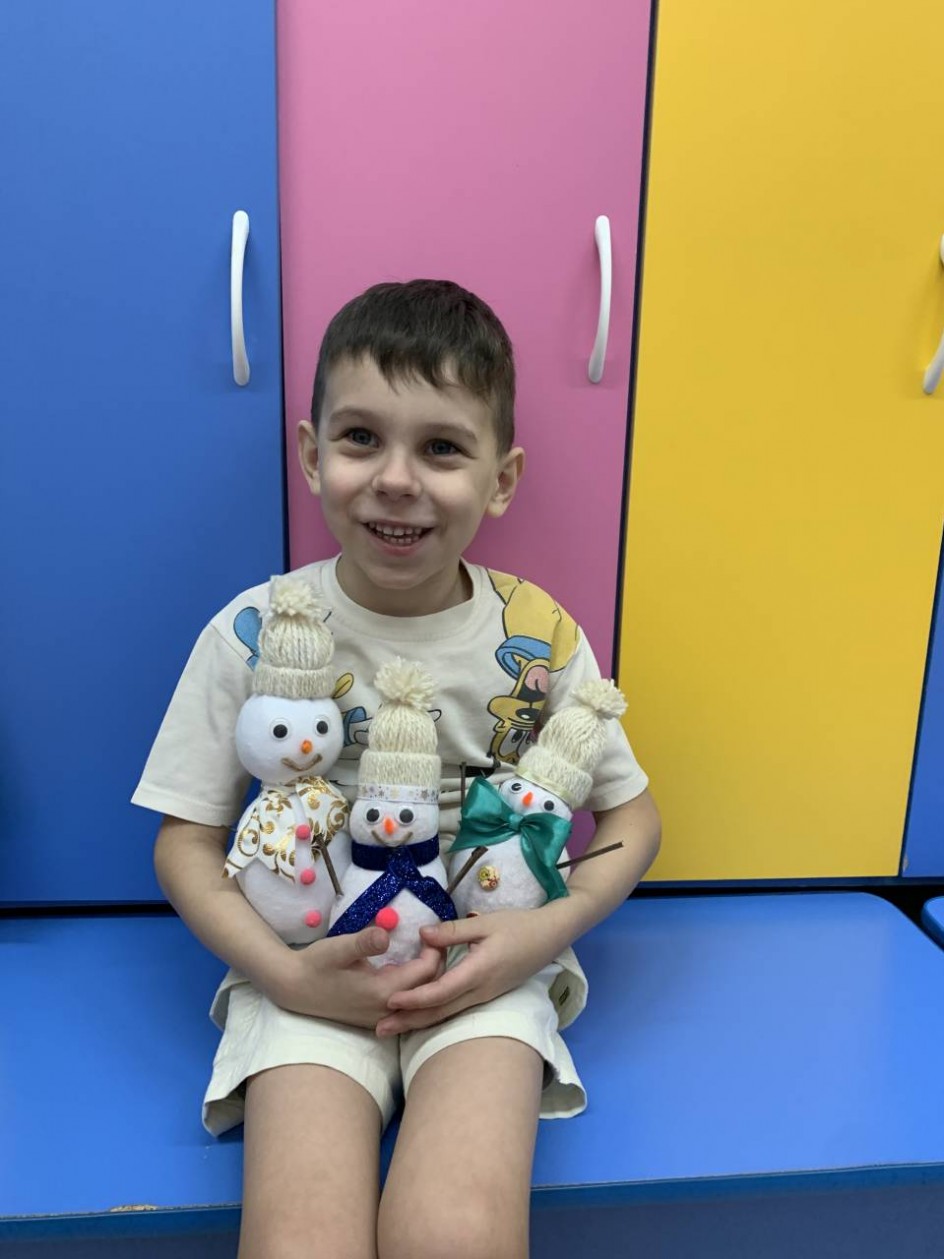 Наша дружная семья - снеговик мама, снеговик - папа и снеговичок - Я»