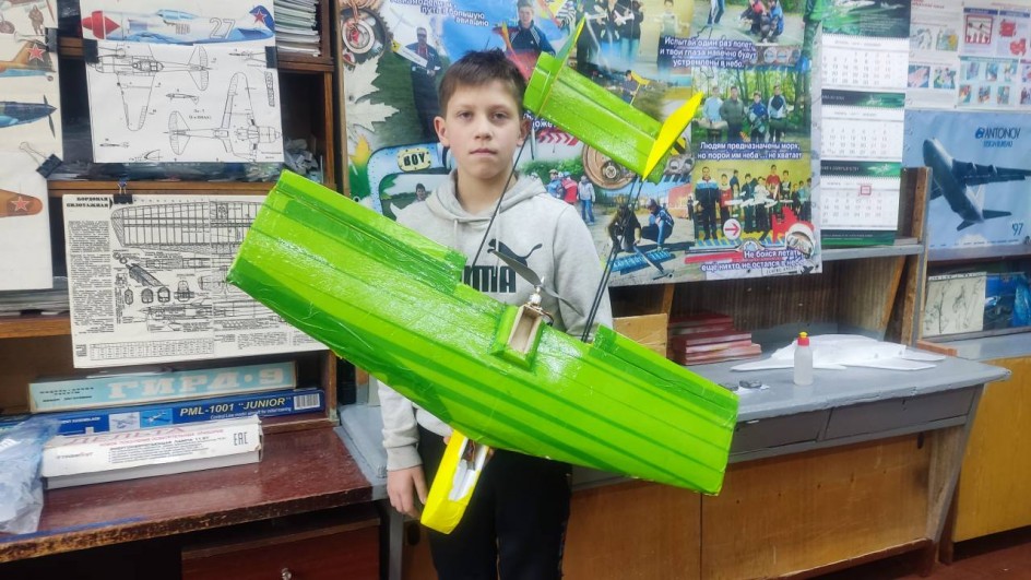 Радиоуправляемая модель самолета "Тренер"