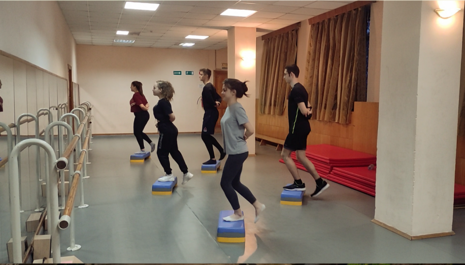 "Шаг,за шагом: ловим ритм на степ-платформе!"